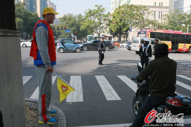 王中光指挥交通