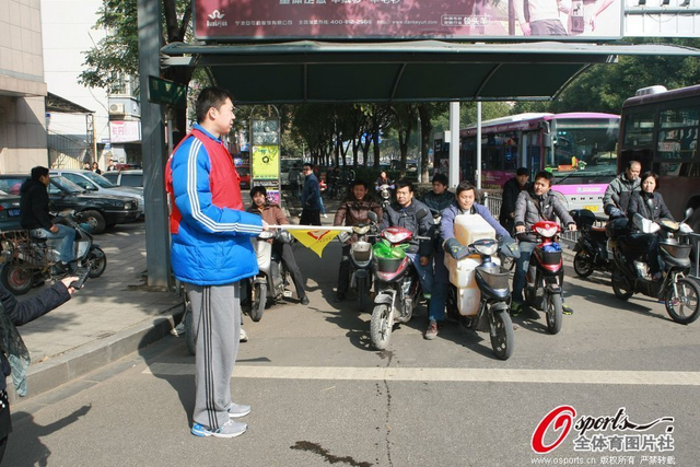 小旗那个一举啊，大家都别急