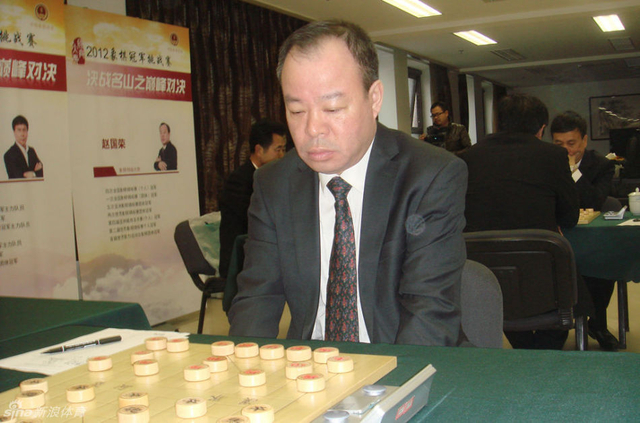 赵国荣端正对弈