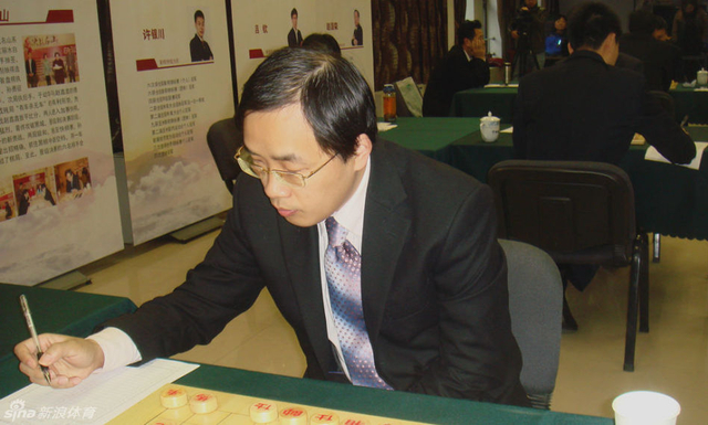 孙勇征认真记录