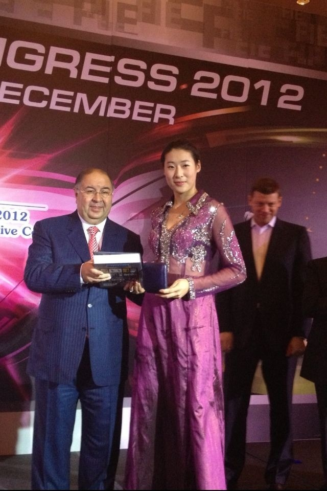 孙玉洁盛装领取殊荣