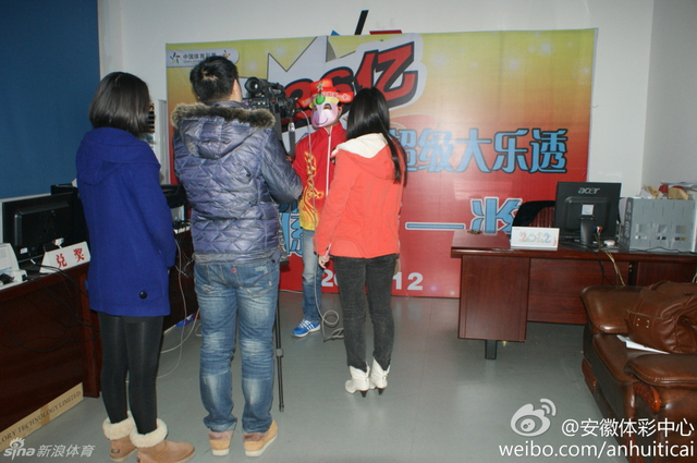 大奖得主面对镜头