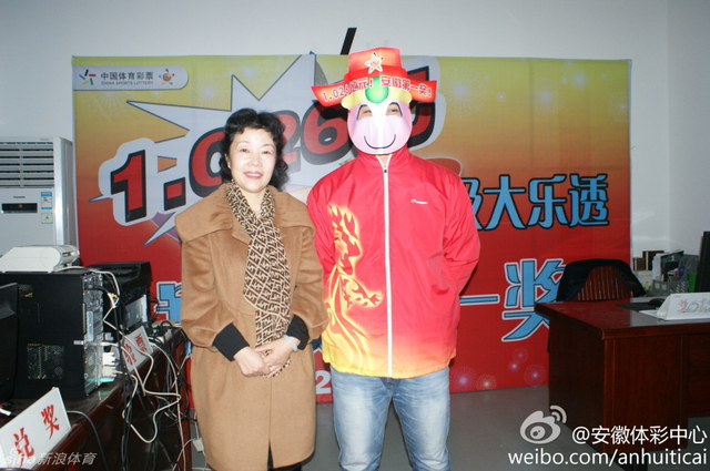 安徽省十一届省人大代表、安徽新长江集团党委书记、常务副总裁凌宁见证了领奖过程。