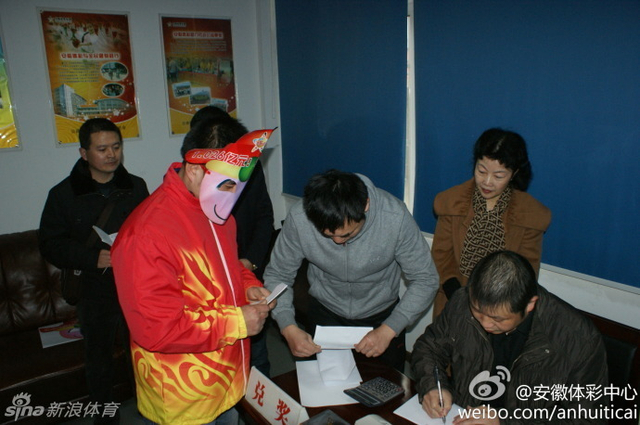 现场工作人员开出大奖支票,人大代表现场监督。