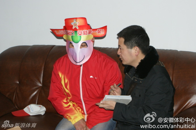 大奖得主接受平面媒体采访。