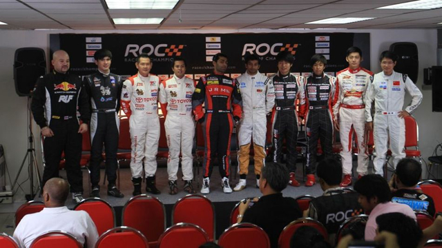 韩寒(右一)、董荷斌(右二)亮相