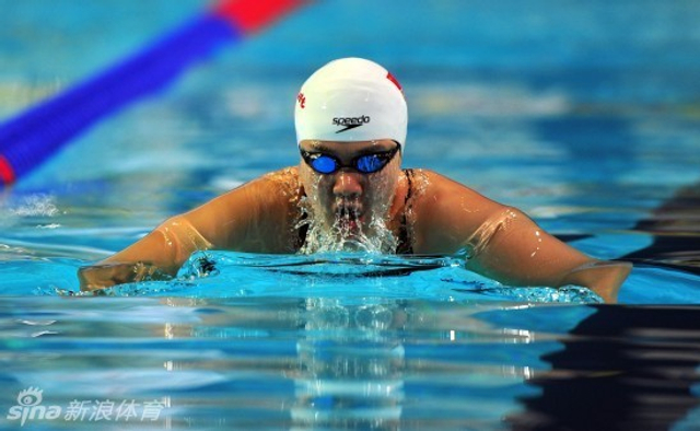 季丽萍在100米蛙泳比赛中