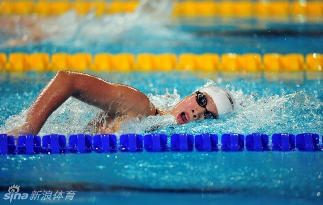 周丽莉在自由泳比赛中