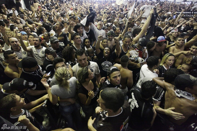 科林蒂安球迷庆祝胜利