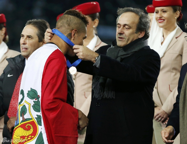 普拉蒂尼为格雷罗颁奖