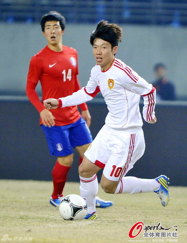 张稀哲带球突破