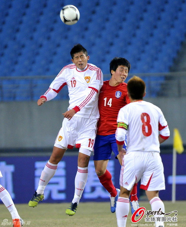 郑凯木与韩国球员争顶