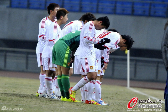 U22队员鞠躬向球迷致意