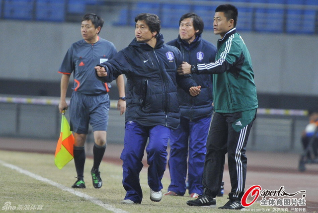 韩国主帅不满裁判判罚