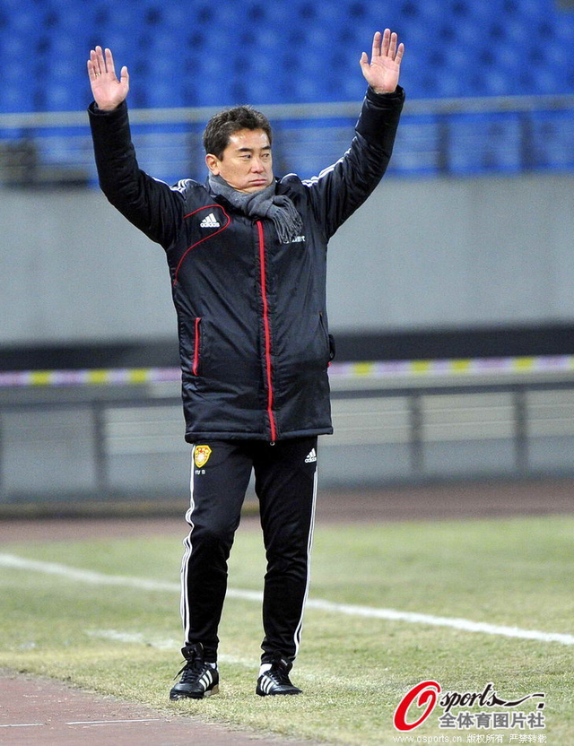 傅博场边举双手