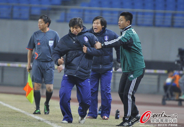 第四官员拉住韩国主帅