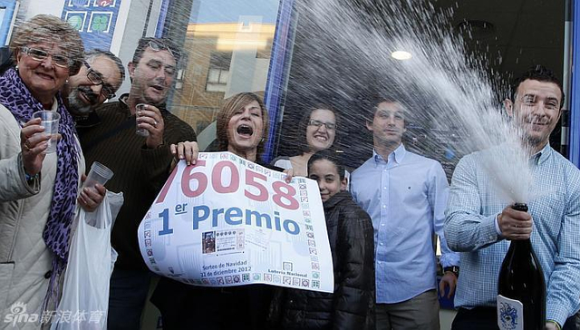 获奖的彩民疯狂庆祝