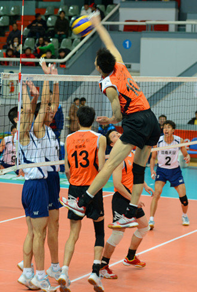 上海0-3河南 上海队队员发动进攻