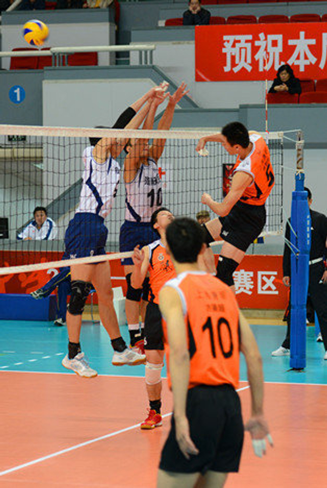 上海0-3河南 上海队员进攻