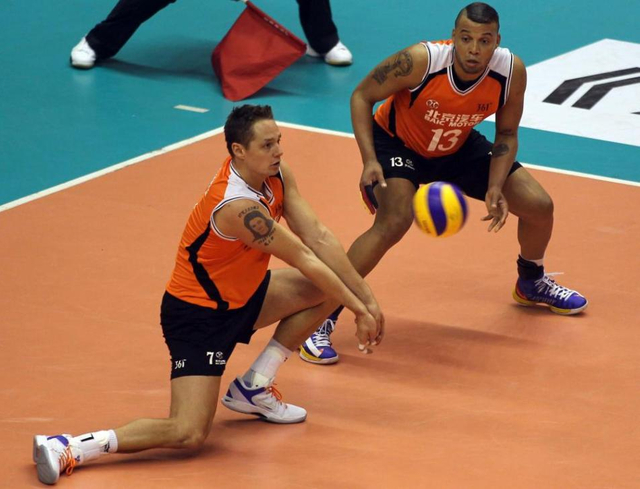 北京3比0辽宁  北京队员救球