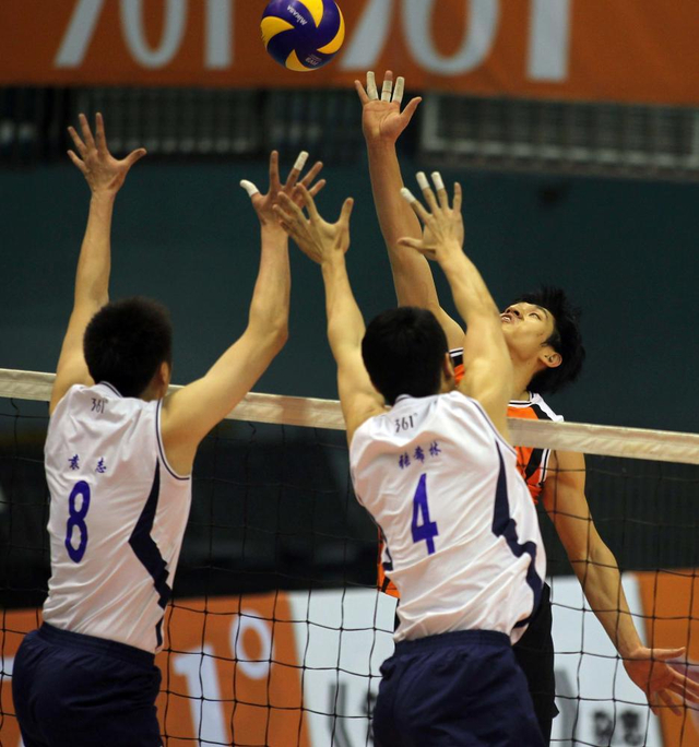 北京3比0辽宁  辽宁队成功拦网