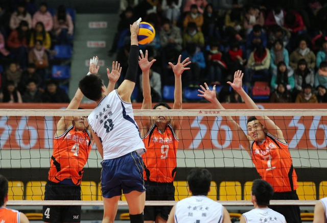 潘晨源面对3人拦网