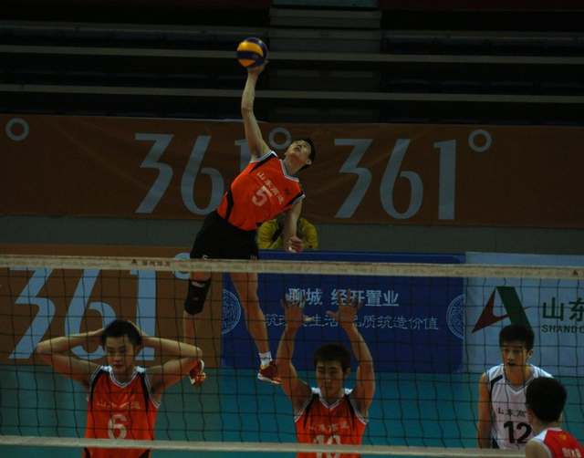 宋建伟大力跳发球