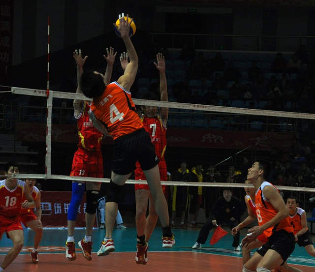 王鹏飞起跳扣球