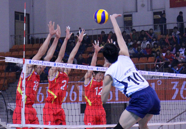 河北姚宝龙面临3人拦网