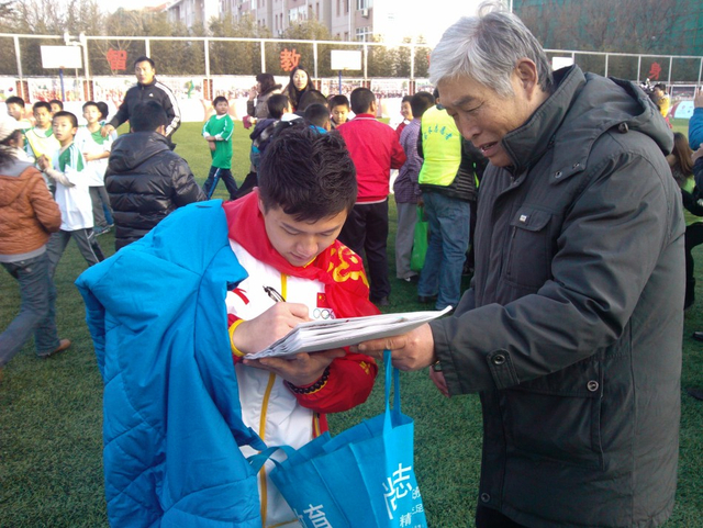 陈一冰为老大爷签名