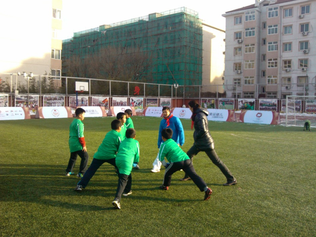 带领孩子们热身