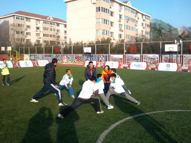 王春露与韩晓鹏带领孩子们热身