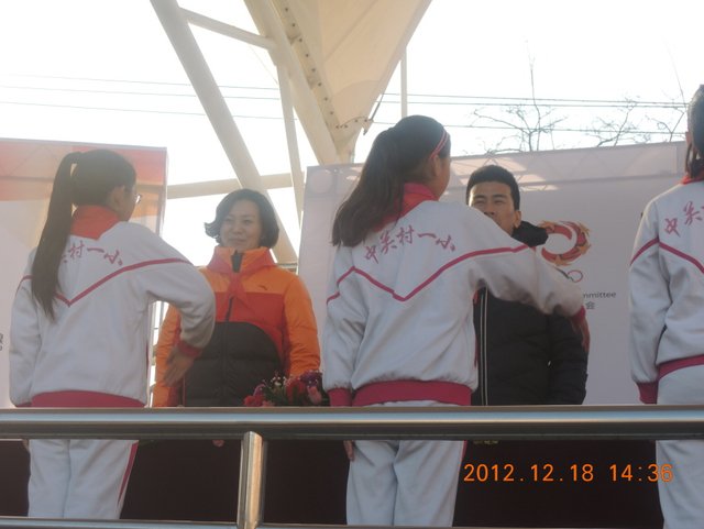 学生为王春露韩晓鹏佩戴红领巾