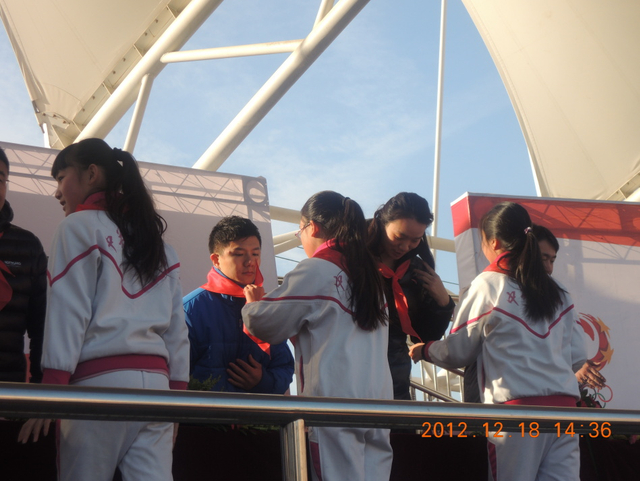 小学生为陈一冰陈中佩戴红领巾