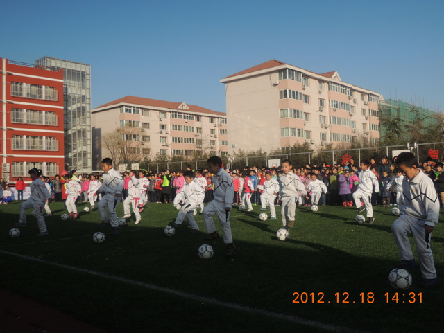 小学生现场进行足球表演