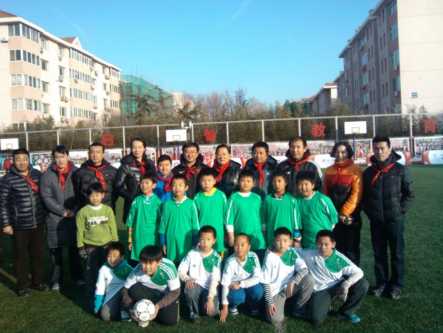 奥运冠军与孩子们合影