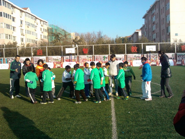 小队员们握手致意