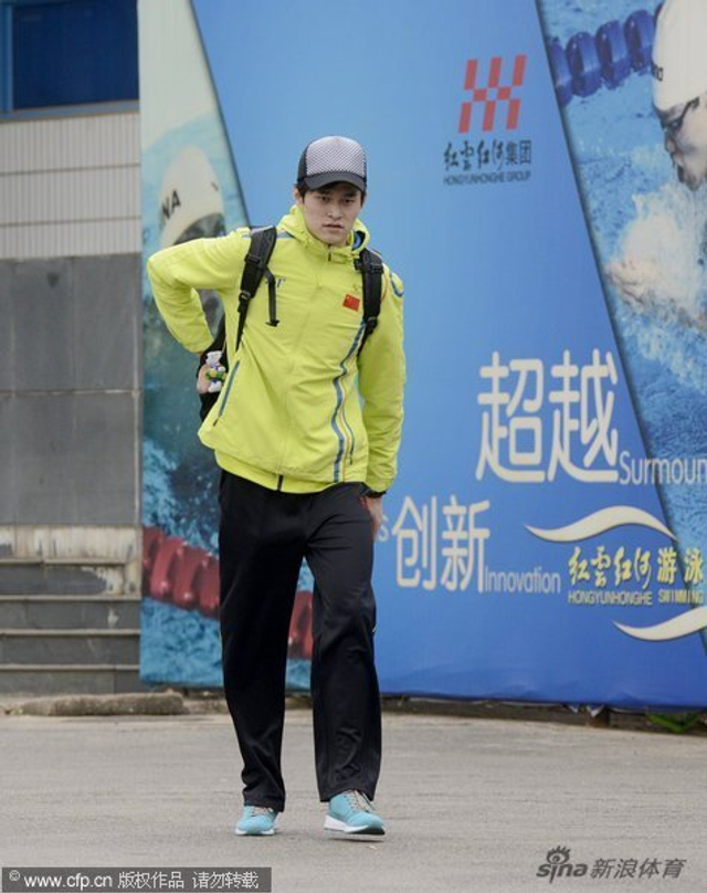 右手再侧面拿着什么东西