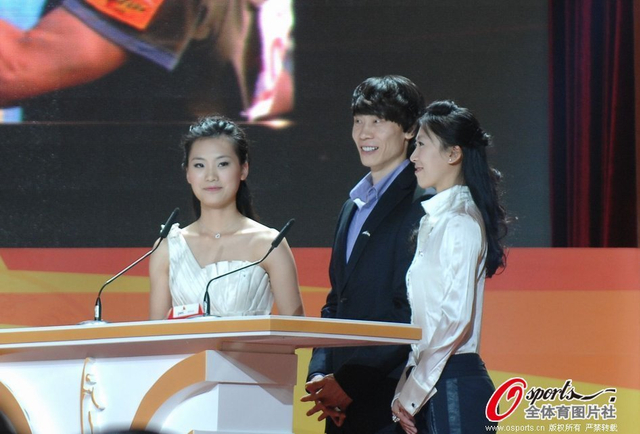 刘莎莎 佟健 庞清出席现场并宣布提名