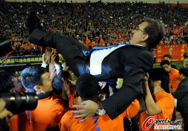 夺冠后伊万被抛向空中