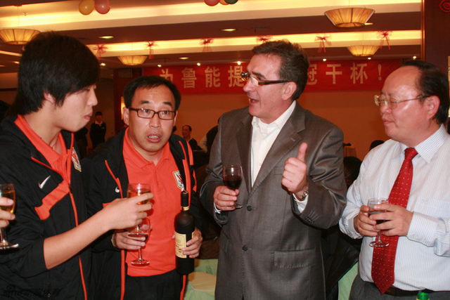 庆功会伊万与鲁能的官员把酒言欢