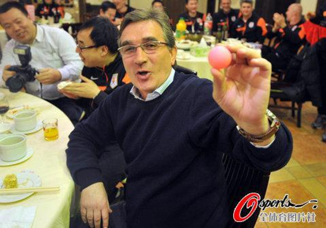 庆功宴伊万与摄影师开起了玩笑