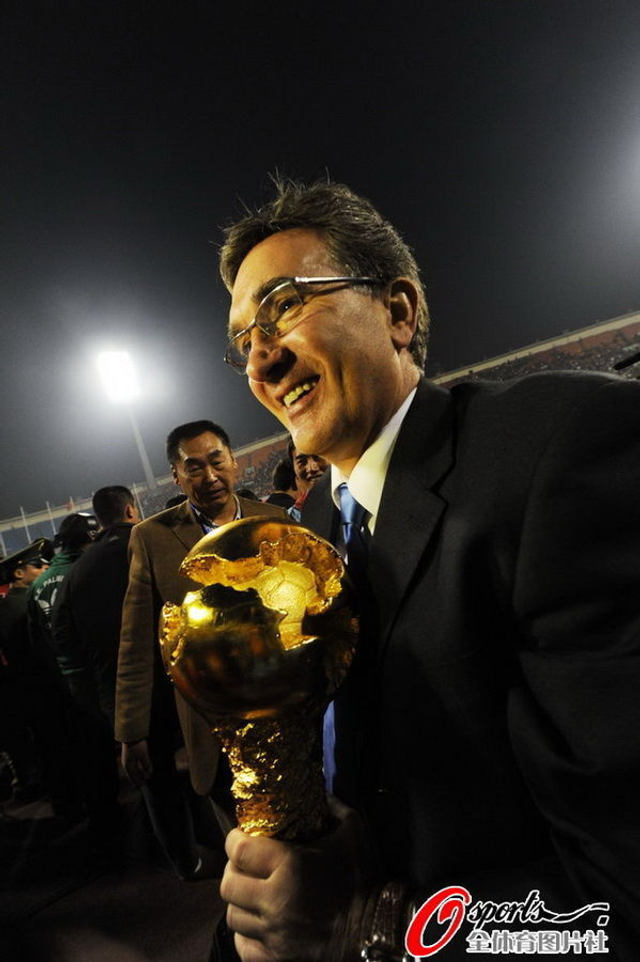 伊万捧起中超火神杯