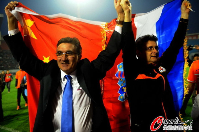 伊万手举中国国旗