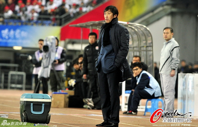 高洪波场边指挥