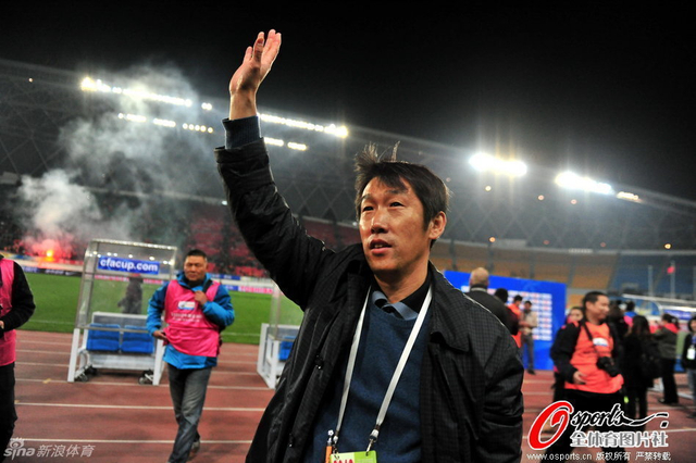 高洪波向球迷挥手致谢