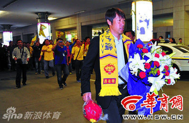 陕西百余名球迷机场迎接