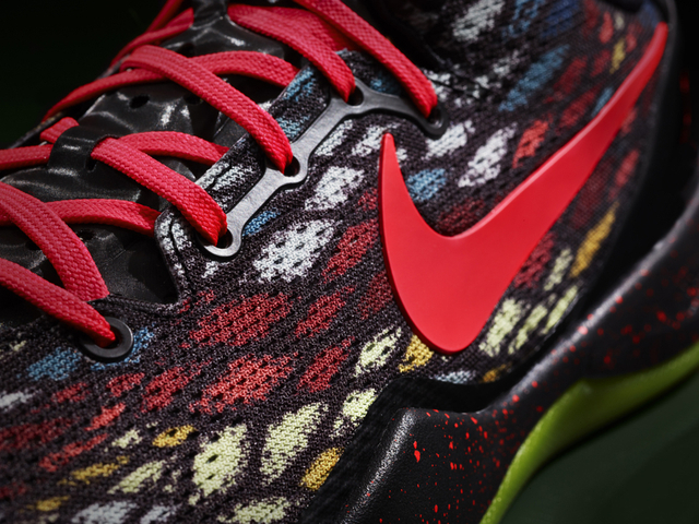 KOBE 8 SYSTEM圣诞配色使用了完美的蟒蛇皮花案设计，其鲜艳的红、黄色鳞片酷似圣诞树花环却又暗藏杀气