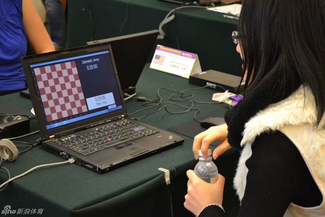 侯逸凡面对空棋盘