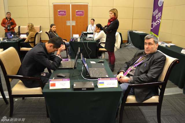 小丁为何捂着头?